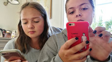Unge i dag er stort sett "alltid på" en digital dings. (Foto: Kirkerådet)