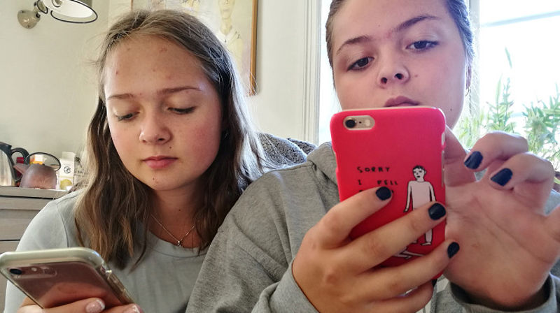 Unge i dag er stort sett "alltid på" en digital dings. (Foto: Kirkerådet)