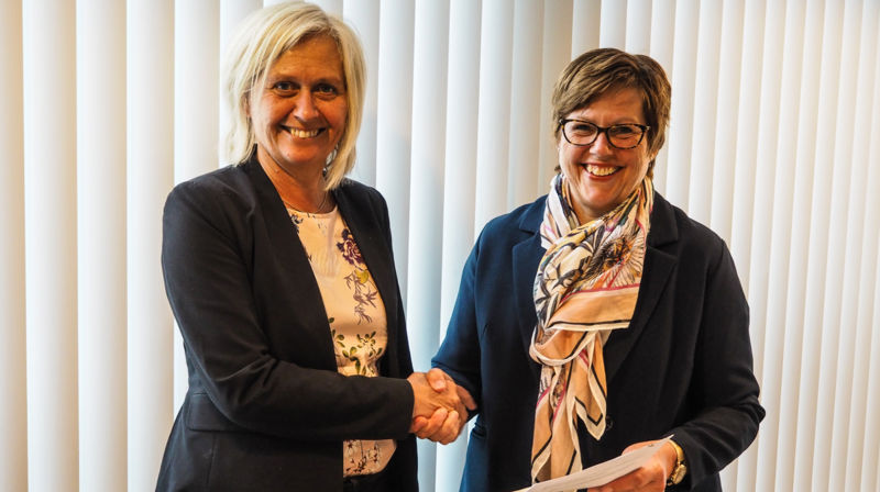 KA-sjef Marit Halvorsen Hougsnæs og kirkerådsdirektør Ingrid Vad Nilsen har signert ny samarbeidsavtale mellom KA og Kirkerådet..