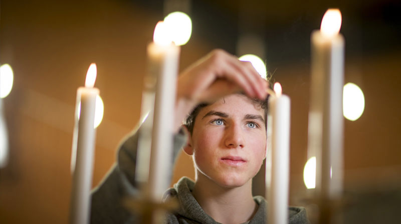 Tre av ti sier de tror på Gud i Kirkerådets nyeste medlemsundersøkelse. Foto: Bo Mathisen