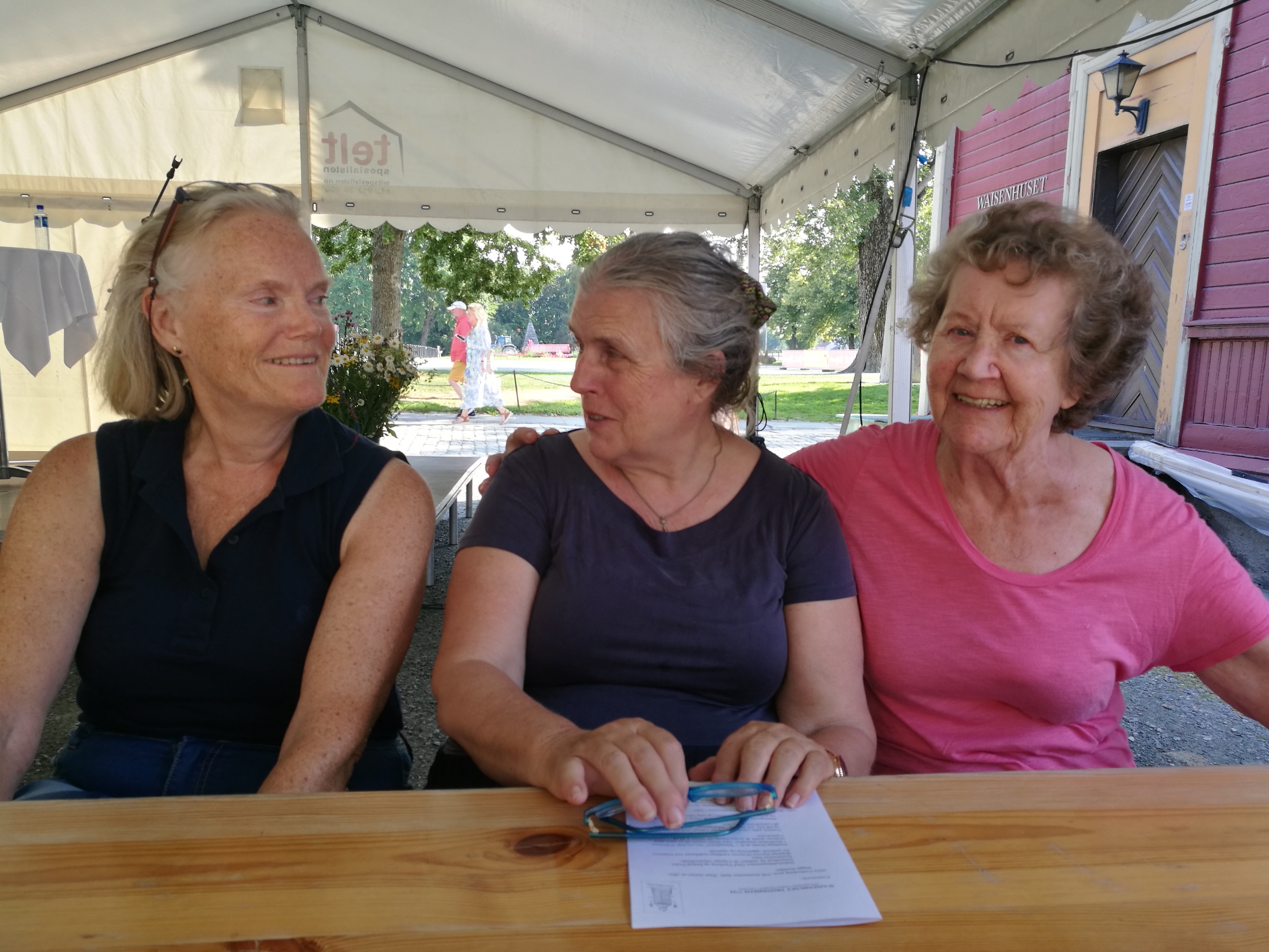 Eva Kristin Nergård, Dorette Engby og Ragnhild Jackson nyter skyggen og roen i teltet i "Kirkehagen". (Foto: Kirkerådet)