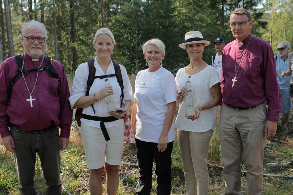 22. august overtok svenskene stafettpinnen til Klimapilegrim 2015. Fra venstre biskop i Borg, Atle Sommerfeldt, kronprinsesse Mette-Marit, Anne-Marie Helland, generalsekretær i Kirkens Nødhjelp, kronprinsesse Victoria og biskop Per Eckerdal i Göteborg stift. Foto: Kirkens Nødhjelp 