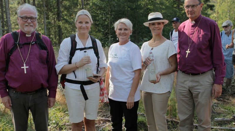 22. august overtok svenskene stafettpinnen til Klimapilegrim 2015. Fra venstre biskop i Borg, Atle Sommerfeldt, kronprinsesse Mette-Marit, Anne-Marie Helland, generalsekretær i Kirkens Nødhjelp, kronprinsesse Victoria og biskop Per Eckerdal i Göteborg stift. Foto: Kirkens Nødhjelp 