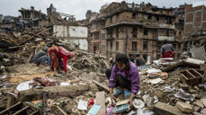 Innbyggere leter etter personlige eiendeler etter at hjemmene deres er blitt ødelagt av jordskjelvet i byen Bhaktapur. Foto: Daniel Berehulak/NYT