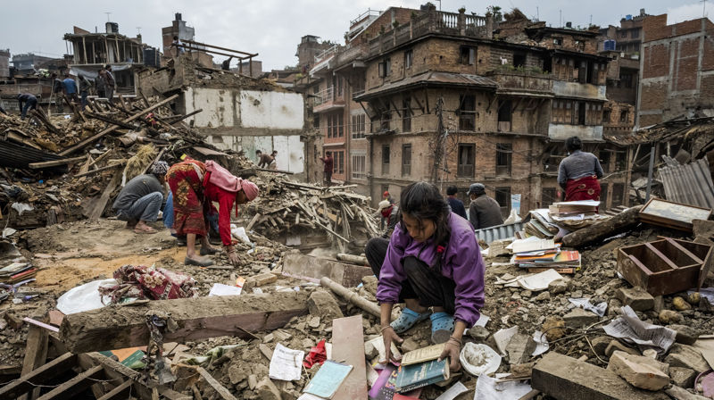 Innbyggere leter etter personlige eiendeler etter at hjemmene deres er blitt ødelagt av jordskjelvet i byen Bhaktapur. Foto: Daniel Berehulak/NYT