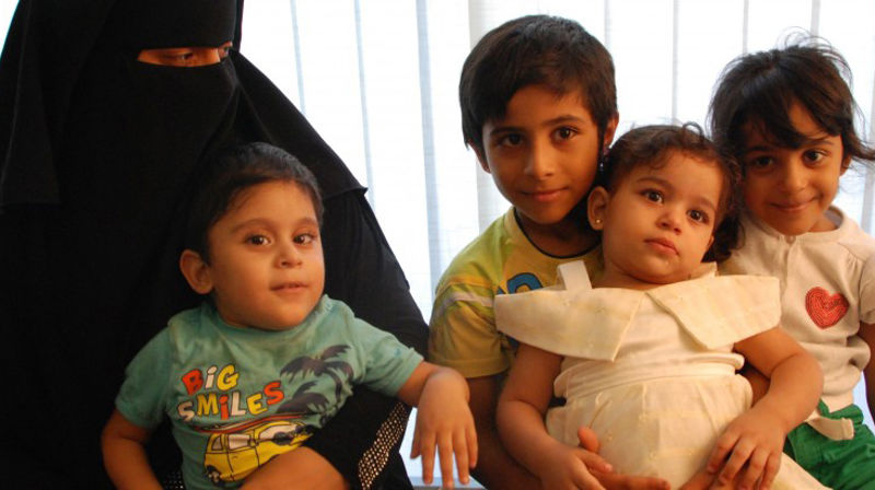 Amnesty møtte den syriske alenemoren Yara og barna hennes i Libanon. Hun er en av de heldige som har fått nytt bosted i Europa, nærmere bestemt Tyskland. Flere sårbare flyktninger trenger nye hjem. Foto: Ina Tin/Amnesty International 