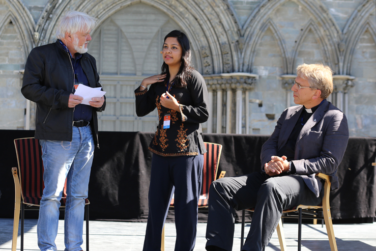 Tomm Kristiansen fra NRK (t.v.) ledet samtalen da Rabia Waqar fra Kirkens Nødhjelp i Pakistan diskuterte konsekvensene av klimaendringene i hennes hjemland med blant annet generalsekretær i Kirkenes verdensråd, Olav Fykse Tveit. Foto: Aina Johnsen Rønning /Kirkens Nødhjelp 