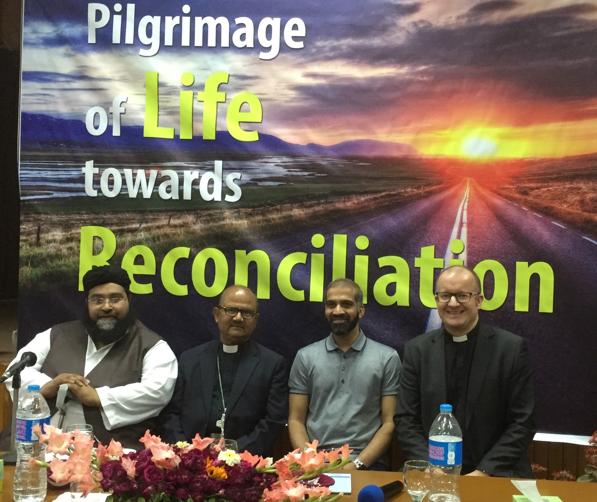 Fra venstre Hafiz Tahir Mahmood Ashrafi, innleder på konferansen, biskop Samuel Azariah, Ghulam Abbas, styreleder Islamsk Råd Norge og Einar Tjelle, assisterende generalsekretær for Mellomkirkelig råd. Foto: Kirkerådet