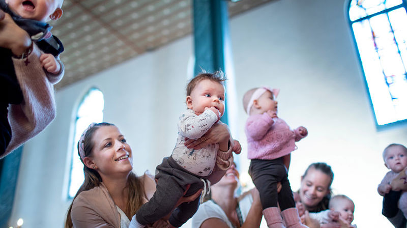 Allerede i mors mage kan fosteret høre lyder og musikk. Babysangen i kirken er en naturlig fortsettelse og suppleres med bevegelsesleker og visuelle opplevelser. (Foto: Bo Mathisen)