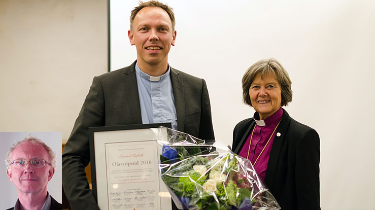 Ungdomsprest i Drøbak og Frogn, Øyvind Refvik mottar Olavstipendet. Preses i Bispemøtet Helga Haugland Byfuglien overrekker plaketten. Innfelt er domprost i Fredrikstad, Knut Erling Johansen som er årets andre mottaker av Olavstipendet.   