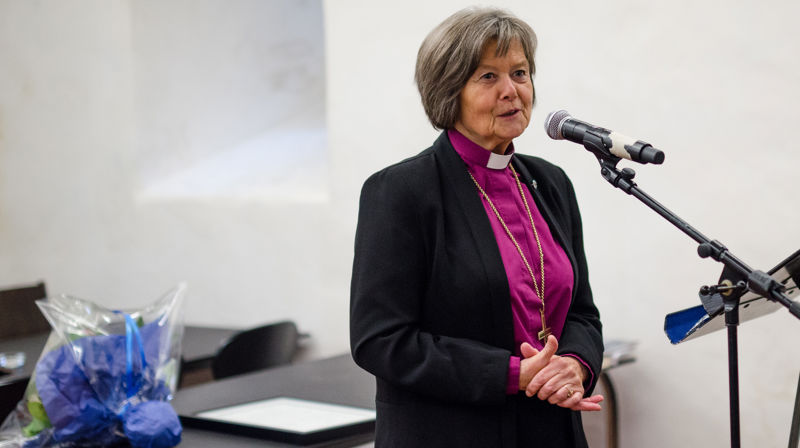 Bispemøtets preses, biskop Helga Haugland Byfuglien, under utdelingen av Olavstipend 2016. Utdelingen foregikk under mottakelsen i Krypten ved Bispemøtets åpning 26. oktober 2015.