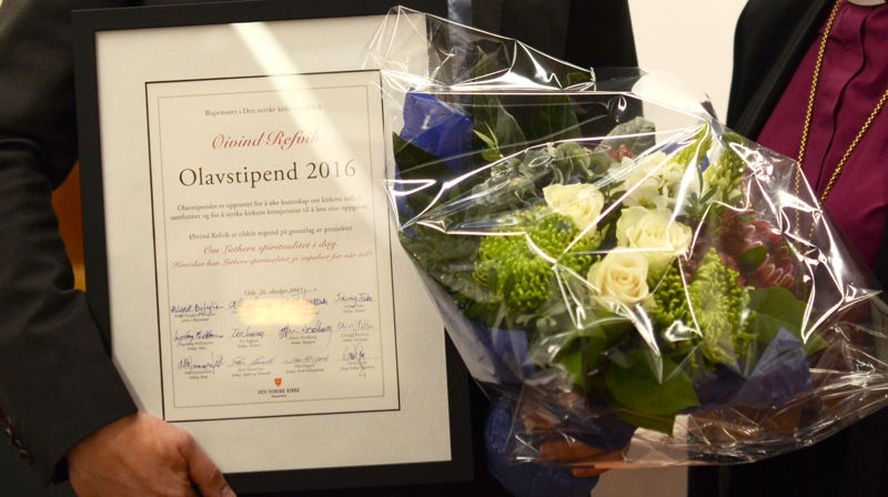 Diplom, blomster og stipend til vinnerne av Olavstipendet for 2016