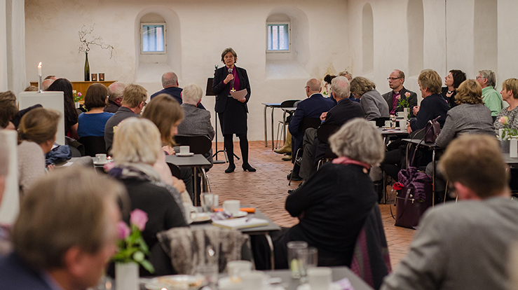 Biskop Helga Haugland Byfuglien under sitt foredrag om kirke-skolesamarbeid.