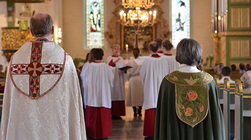 Biskop Olav Øygard og biskop Helga Haugland Byfuglien på vei inn til gudstjenesten i Oslo domkirke under åpningsgudstjenesten i oktober i fjor. (Foto: Hege Flo Øfstaas/Bispemøtet) 