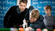 Diakon Arild Tjørve i Vågsbygd kirke spiller biljard med noen ungdommer.