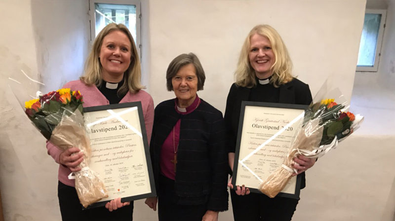 Silje Kivle Andreassen og Kjersti Gautestad Norheim sammen med preses emerita Helga Haugland Byfuglien under tildelingen av stipendet.