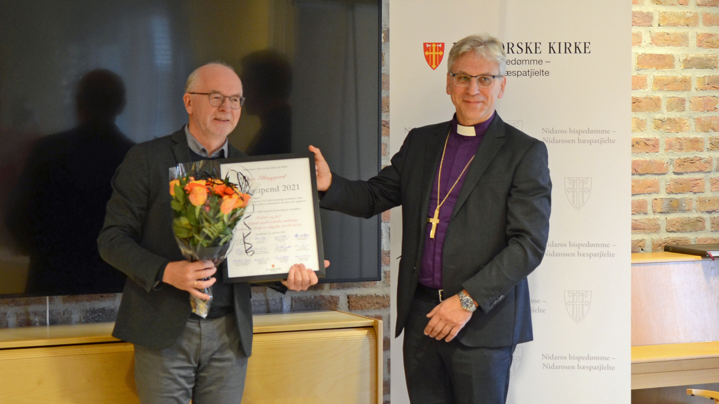 Stein Ellinggard mottok Olavstipend 2021 av preses Olav Fykse Tveit. Foto Thomas Berbom