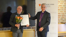 Stein Ellinggard mottok Olavstipend 2021 av preses Olav Fykse Tveit. Foto Thomas Berbom