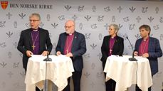 Pressekonferanse. Preses Olav Fykse Tveit, biskop Atle Sommerfeldt, biskop Herborg Finnset, biskop Stein Reinertsen. Foto: Bispemøtets sekretariat
