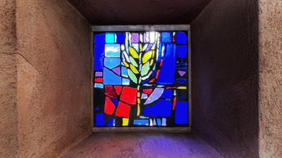 Illustrasjonsfoto: glassmosaikk fra Holmlia kirke i Oslo utført av Per Odd Aarrestad. Foto: Bispemøtet