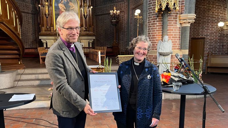 Preses Olav Fykse Tveit delte ut Olavstipendet 2023 til Brita Hardeberg. Foto: Kirkerådet / Den norske kirke