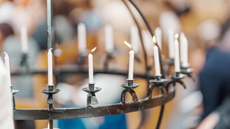 Lysglobe med tente lys. Foto: Ørjan Marakatt Bertelsen/Den norske kirke