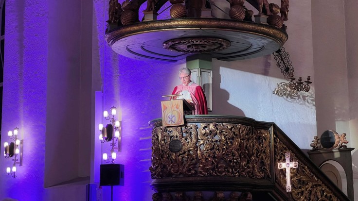 - Håp handlar ikkje om å berre bruke større ord. Det handlar om å gjere Guds gjerning i denne verda, sa preses Olav Fykse Tveit i sin preken ved Kirkens Nødhjelps 75 års feiring i Oslo Domkirke. Foto: BM/TB