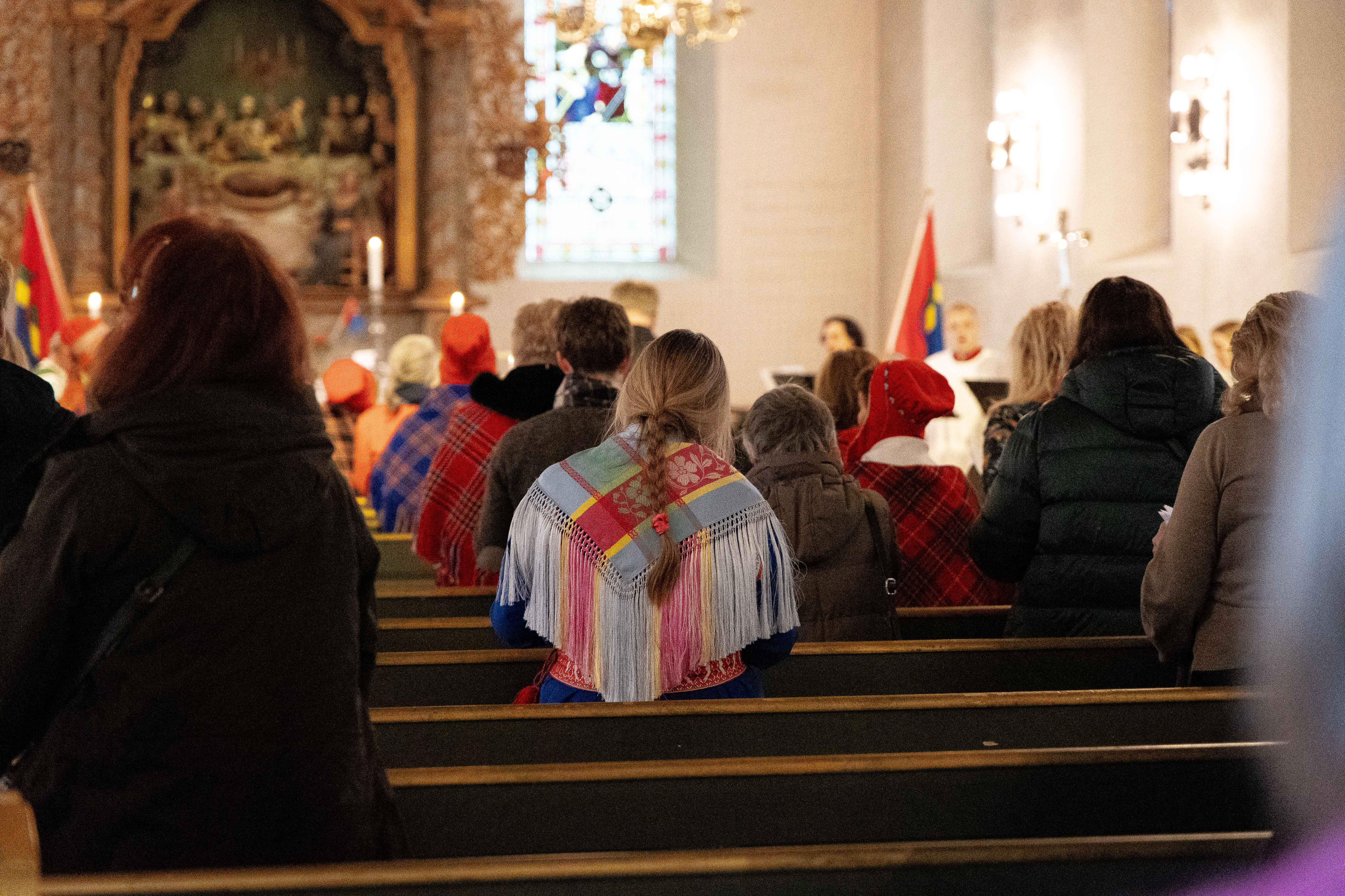 Personer i kirkebenken på samenes nasjonaldag. Foto: Hans Jakob Heimvoll