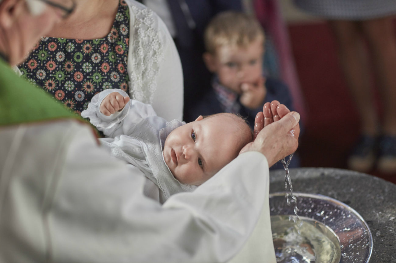 Et dåpsbarn blir døpt