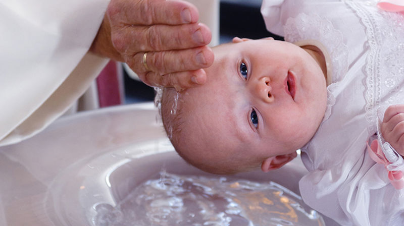 Bilde av baby som døpes