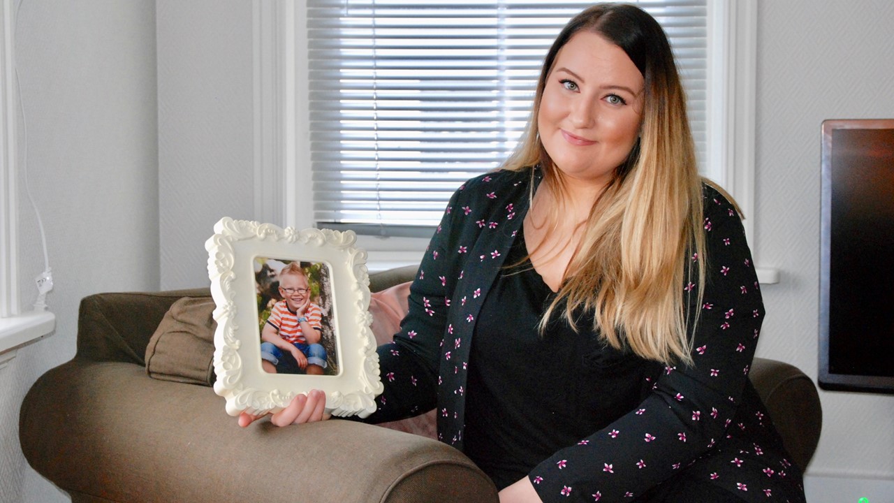 Charlotte Lothe Rasmussen (26) synes det er viktig at fadderbarna vet de kan komme til henne hvis de trenger noen å snakke med. I leiligheten har hun flere bilder av fadderbarna. – De har en stor plass i hjertet mitt.