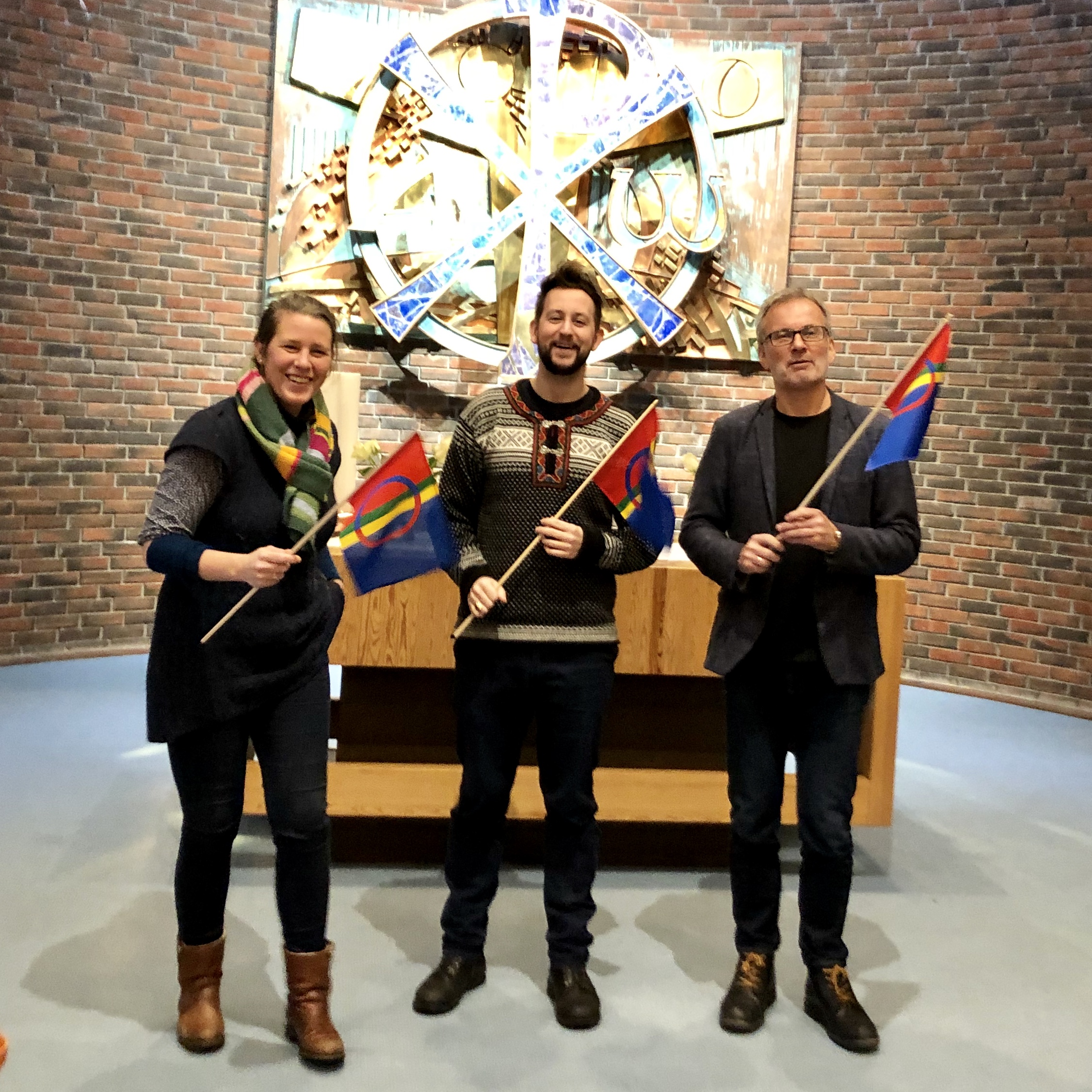 Kapellan i Østerås sokn, Andreas Alexander Fosby (midten) holder preken, kantor Dorte Fiskaa og prosten i Bærum, Gunnar Næsheim deltar i gudstjenesten. (Foto: Østerås menighet)