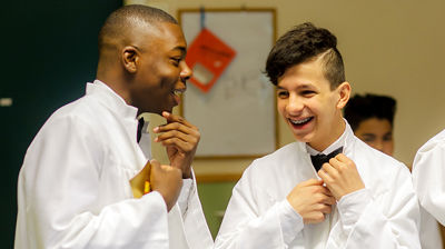 To konfirmanter prater sammen og ler.