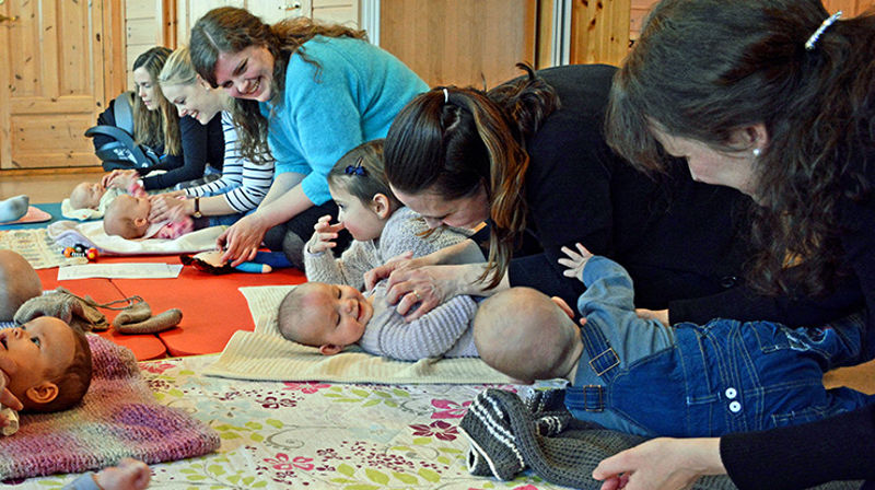 Babysang trekker mange små og store til kirken – og Anne Marie synes dette er en veldig kjekk del av jobben. (Foto: Rigmor Sjaastad Hagen.)