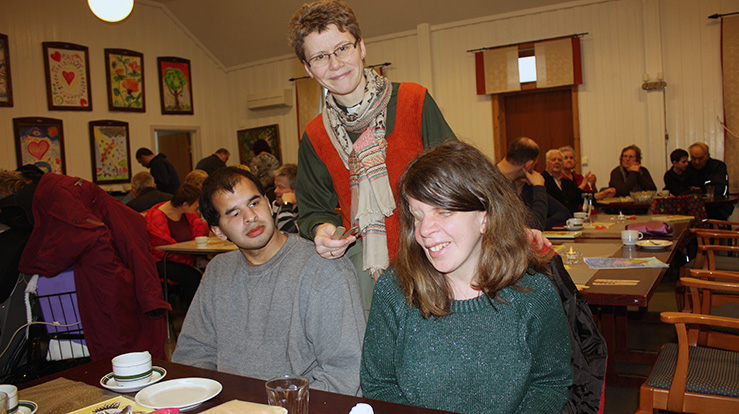 På Lørdagskafe er diakon Gry fast til stede, og Karl Anders Østergård og Tanita Thomassen er trofaste deltakere når Gry inviterer. (Foto: Roy Magnus Langås)
