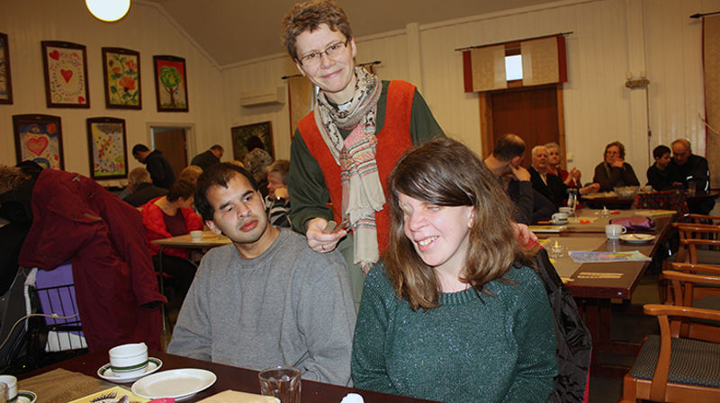 På Lørdagskafe er diakon Gry fast til stede, og Karl Anders Østergård og Tanita Thomassen er trofaste deltakere når Gry inviterer. (Foto: Roy Magnus Langås)