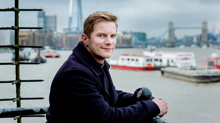 Sorg og glede og de store variasjonene gir arbeidsdagen mening for prest Jens Bjelland Grønvold (32).