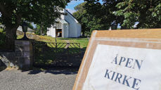 Her er det Hvaler kirke som inviterer inn med åpne dører. (Foto: Kirkerådet)