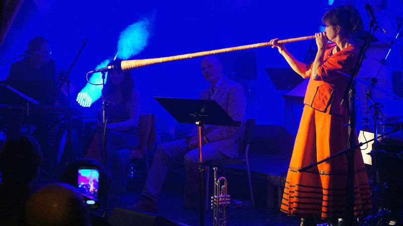 Bukkehorn, et sjeldent syn på scenen. Her fra Samiske kirkedager i Mo i Rana i 2013. (Foto: Kirkerådet)