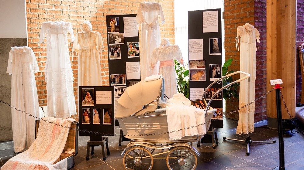 En liten del av utstillingen i Tananger kirke. Kjolene vitner om mange og spennende historier, forteller sokneprest Tracy Rishton. Foto: Øystein Viland