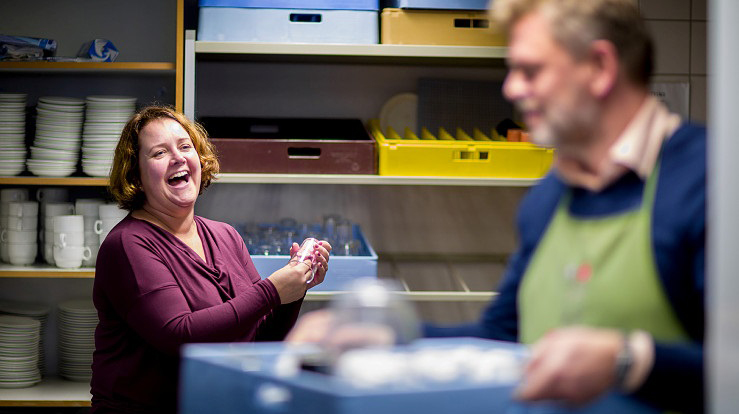 Frivillig tjeneste ved kirkekaffen gir glede til mange, her i Sofienberg kirke. (Foto: Bo Mathisen)