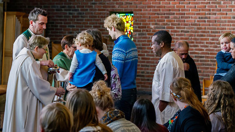 Alle ønskes velkommen til nattverd i Den norske kirke. (Foto: Anders Bergersen)