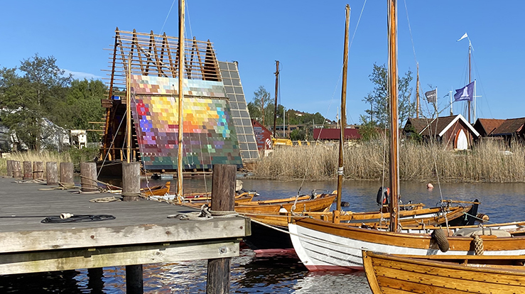 Håpets katedral er også Havets katedral, der den ligger på vannet som har levert råmaterialer. (Foto Håpets katedral)