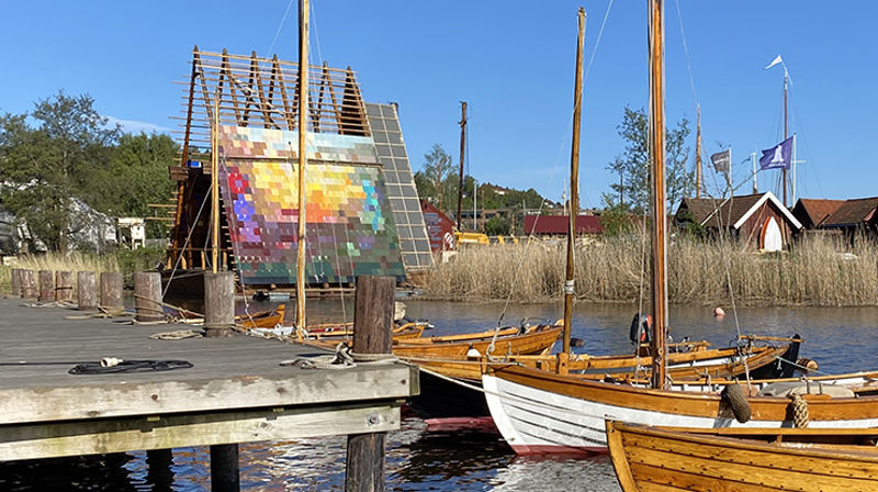 Håpets katedral er også Havets katedral, der den ligger på vannet som har levert råmaterialer. (Foto Håpets katedral)