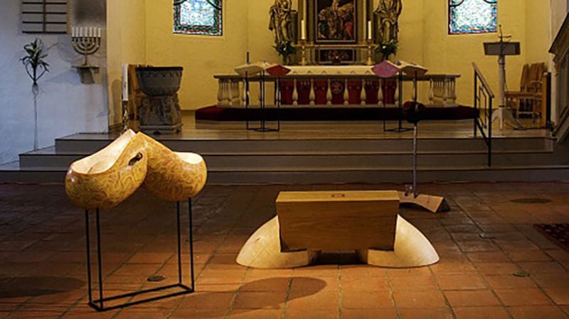 Her er døpefont i kunstnerisk og moderne utforming plassert i Nøtterøy kirke. (Fotografer Thorsnes og Villafranca)