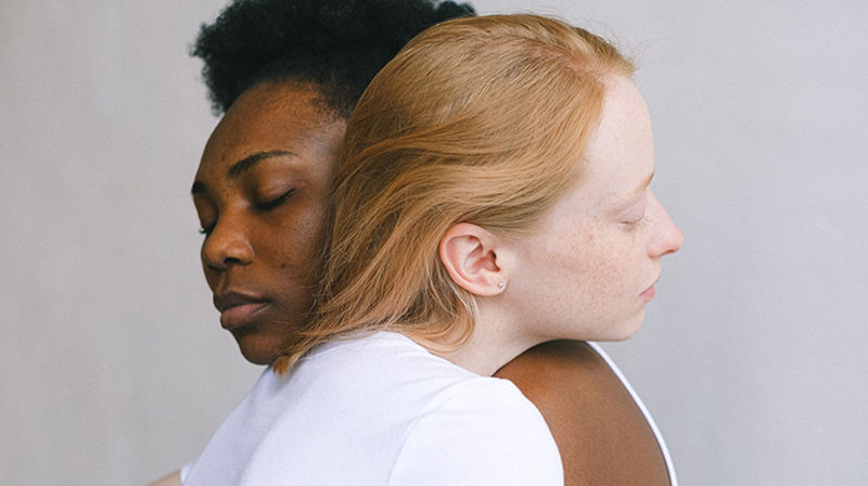 Mange har savnet både å få og gi klem. (Foto: Anna Shvets/Pexels)