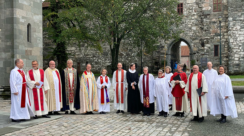 Liturgi-deltakere fra messen i Nidarosdomen utstilt utenfor Vestfronten. (Foto: Nidaros domkirkes menighet)