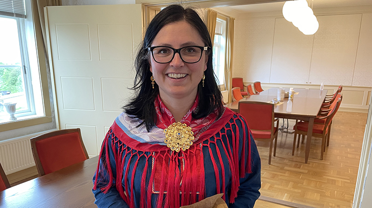 Risten Turi Aleksandersen ble takket av med blomster og hilsener fredag 11. juni. (Foto: Kirkerådet)