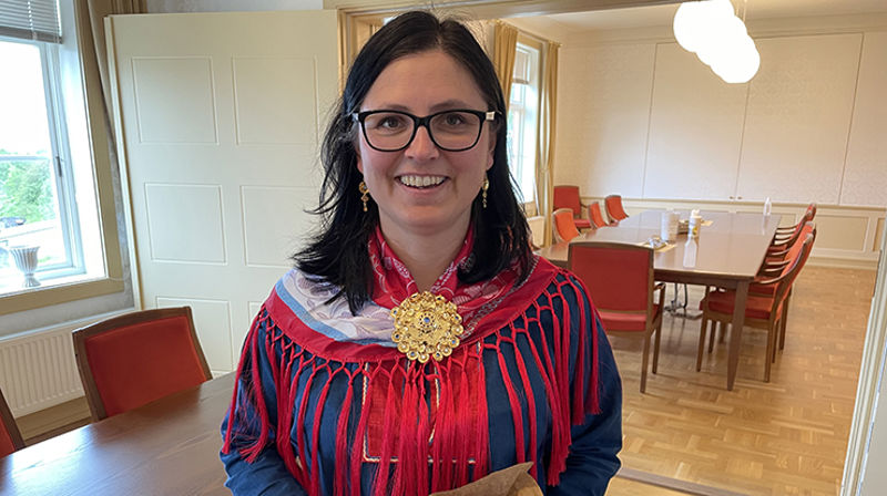 Risten Turi Aleksandersen ble takket av med blomster og hilsener fredag 11. juni. (Foto: Kirkerådet)