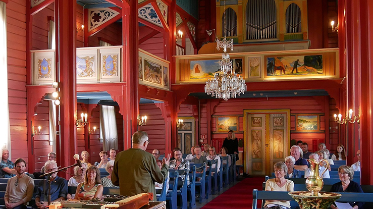 Frank Tangen kan fortelle mye om det fantastiske kirkerommet. (Foto: Morten Arnesen)